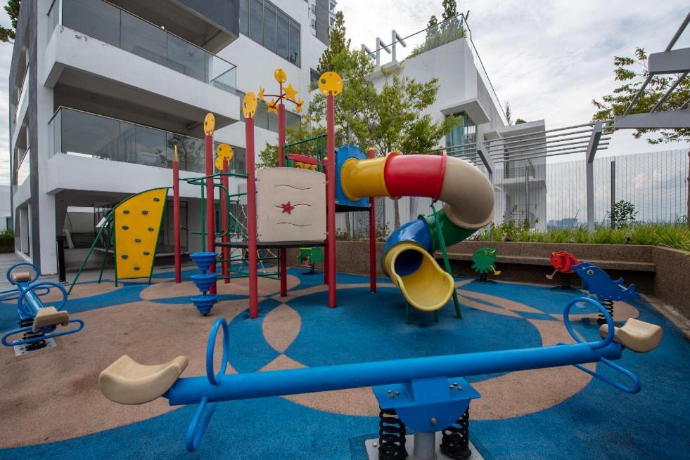 Residensi Flora Apartment Seri Kembangan Exterior photo