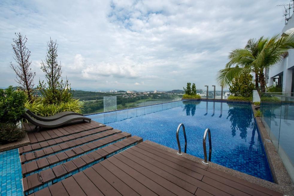 Residensi Flora Apartment Seri Kembangan Exterior photo